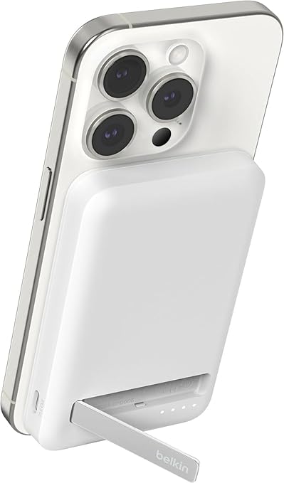 Belkin [Apple公認] Qi2対応 ワイヤレスモバイルバッテリー 5000mAh iPhone 16/15/14/13/12/Qi2対応Android ワイヤレス出力(7.5W) USB-Cポート入出力 パススルー充電対応 PSE技術基準適合 機内持ち込み可能 充電用ケーブル同梱(USB-C to C 1m) メーカー保証2年 キックスタンド付き ホワイト BPD006btWH