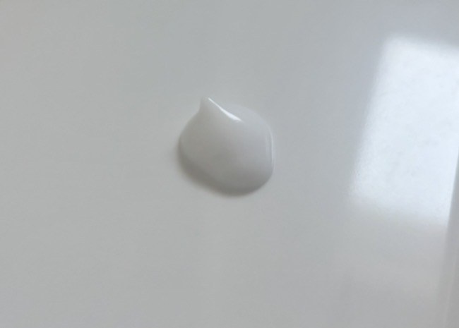 出したてはこんな感じの、ゆるめの白い乳液です